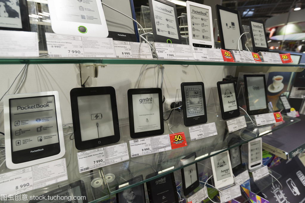希姆基,俄罗斯-2015 年 12 月 22 日。Mvideo 大型连锁店卖电子产品和家用电器的电子书